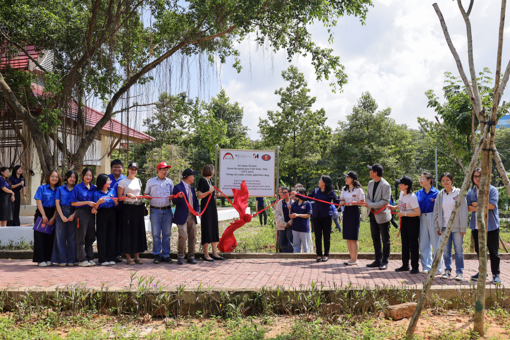 Các loại cây như tràm, chanh, sả được gieo trồng tại Vườn Thái, góp phần biểu trưng cho mối quan hệ gắn kết giữa Việt Nam và CHLB Đức - Ảnh: QUỲNH NHƯ