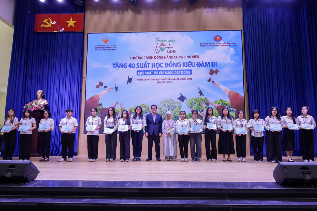 Trong 40 phần học bổng, có 20 suất dành cho sinh viên Trường ĐH KHXH&NV; 20 suất của sinh viên các Trường trong khối ĐHQG-HCM - Ảnh: QUỲNH NHƯ