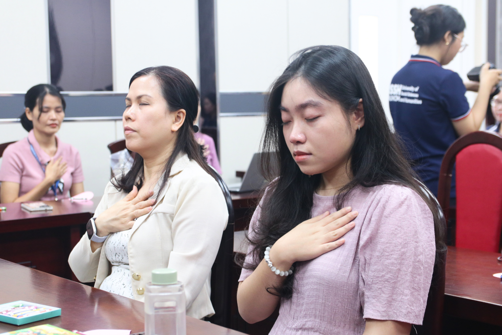 Người tham dự xúc động