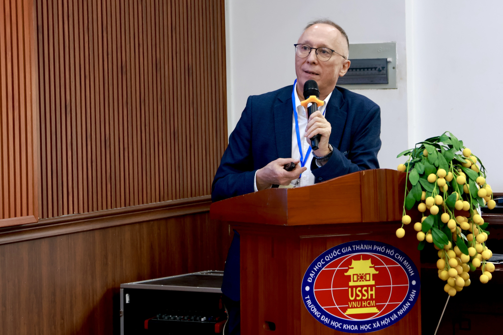 GS.TS. Algis Krupavicius phân tích nội dung về bốn mô hình phúc lợi châu Âu - Ảnh: NHẬT VY