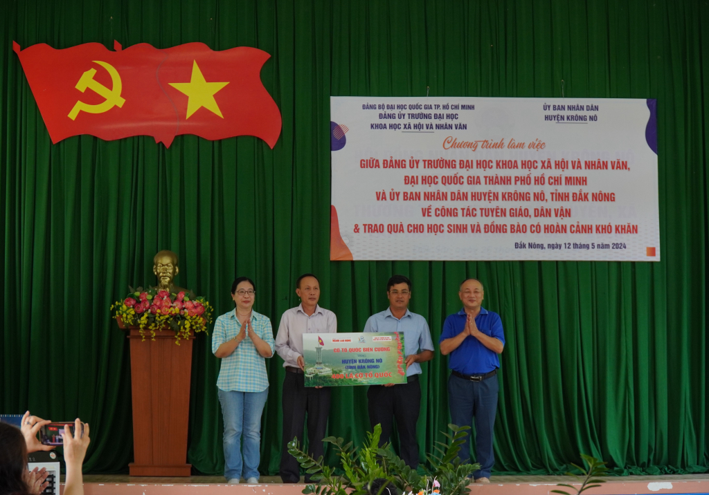 400 lá cờ Tổ Quốc được trao tặng cho chính quyền và nhân dân huyện Krông Nô