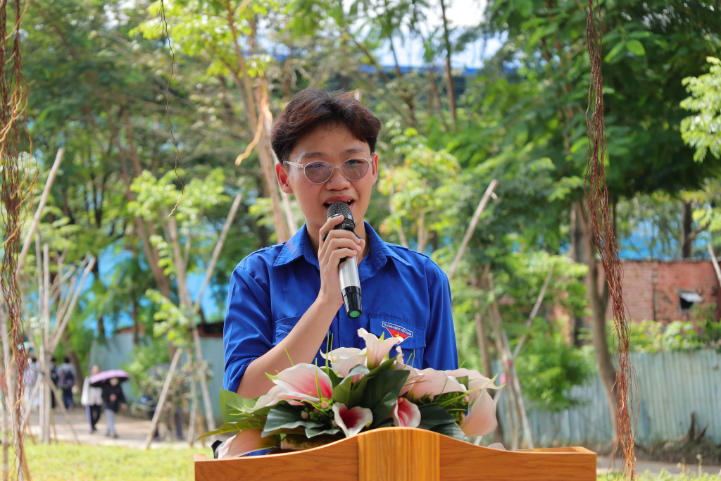Sinh viên Nguyễn Lê Minh Tiến đại diện cam kết chăm sóc và bảo vệ các cây hữu nghị - Ảnh: QUỲNH NHƯ