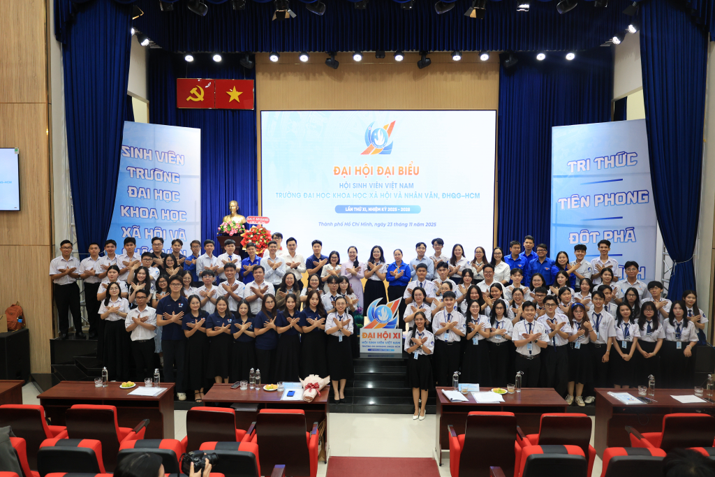 Các đồng chí lãnh đạo, quý vị khách quý, Ban Chấp hành, Ban Kiểm tra Hội Sinh viên Việt Nam trường và Trưởng các Đoàn Đại biểu chụp ảnh lưu niệm - Ảnh: NGỌA KỲ