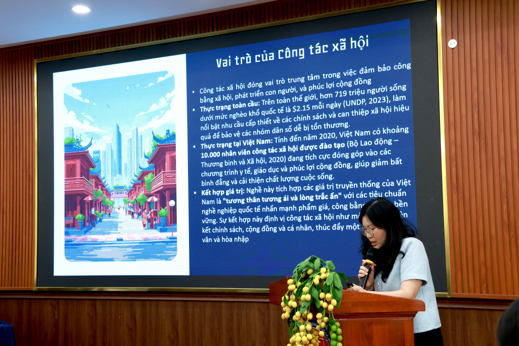 PGS.TS. Phạm Thị Kiên trình bày về vai trò của công tác xã hội trong việc thúc đẩy phát triển bền vững - Ảnh: NHẬT VY