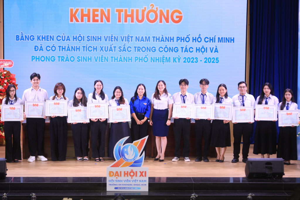 Khen thưởng cho các tập thể, cá nhân có thành tích xuất sắc trong công tác Hội và phong trào sinh viên trường nhiệm kỳ 2023-2025 - Ảnh: NGỌA KỲ