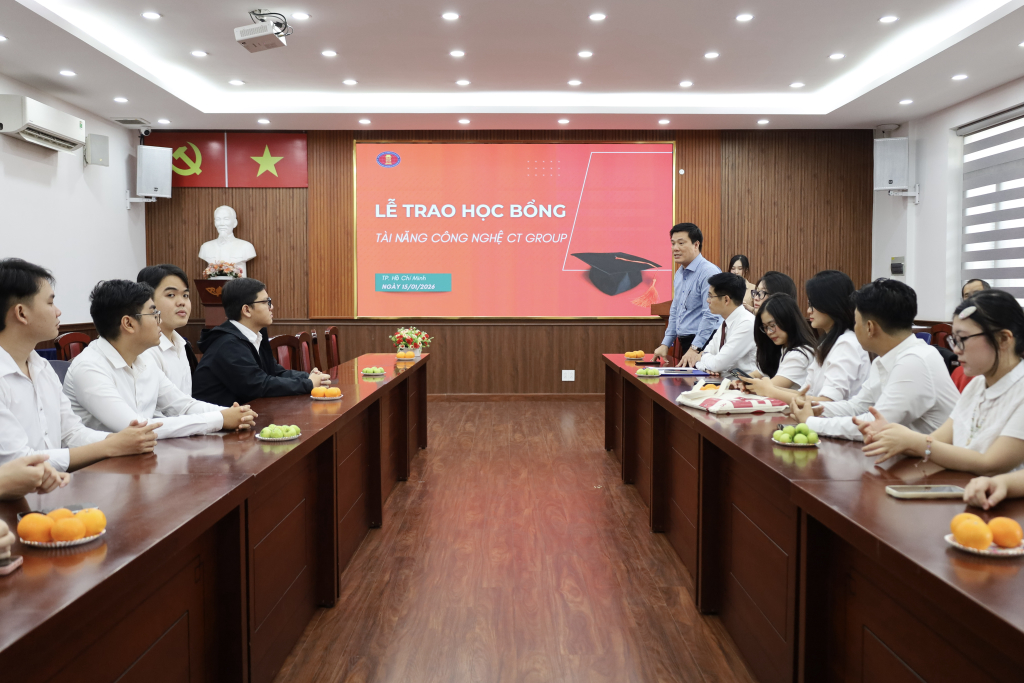 PGS.TS Lưu Văn Quyết động viên các bạn sinh viên tiếp tục trên hành trình dùng tri thức để cống hiến cho cộng đồng, xã hội - Ảnh: QUỲNH NHƯ