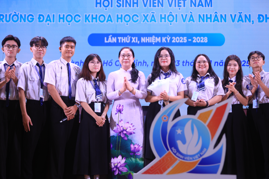 PGS. TS Lê Thị Ngọc Điệp tặng hoa chúc mừng Ban Chấp hành, Ban Thư ký và Ban Kiểm tra Hội Sinh viên Việt Nam Trường ĐH KHXH&NV khóa XI, nhiệm kỳ 2025 - 2028 - Ảnh: NGOẠ KỲ