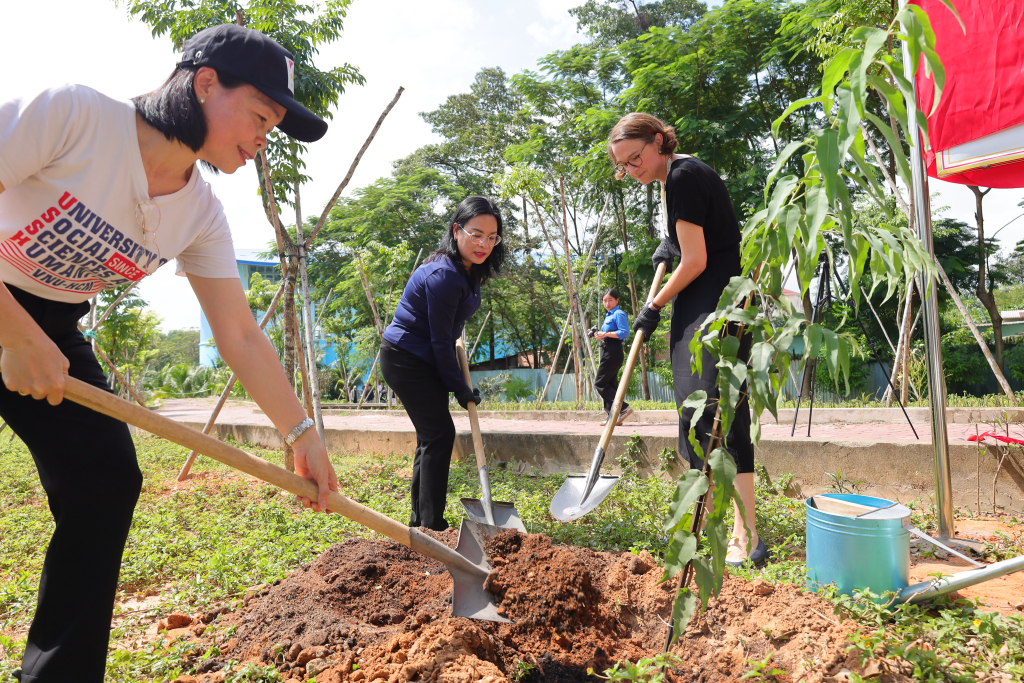 Các loại cây như tràm, chanh, sả được gieo trồng tại Vườn Thái, góp phần biểu trưng cho mối quan hệ gắn kết giữa Việt Nam và CHLB Đức - Ảnh: QUỲNH NHƯ
