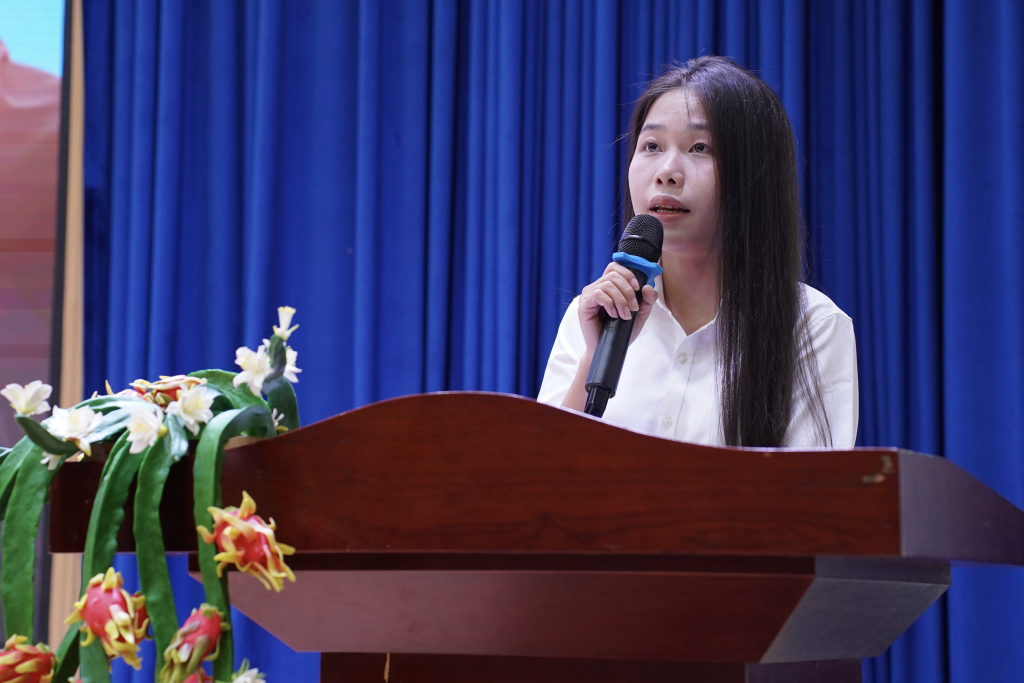 Sinh viên Đặng Thị Mỹ Hằng gửi lời cảm ơn đến Chư Ni và Nhà trường sau khi nhận học bổng Kiều Đàm Di - Ảnh: HẠNH NGUYÊN