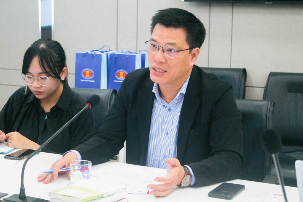 PGS.TS . Lưu Văn Quyết nhấn mạnh sự thiết thực của ngoại ngữ trong bối cảnh hội nhập - Ảnh: ĐĂNG KHÔI