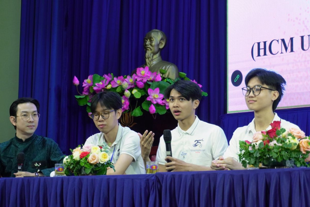 Các bạn sinh viên, học giả, chuyên gia thảo luận sôi nổi về những bất cập trong việc tiếp cận các ứng dụng được đề xuất - Ảnh: THANH KHUÊ