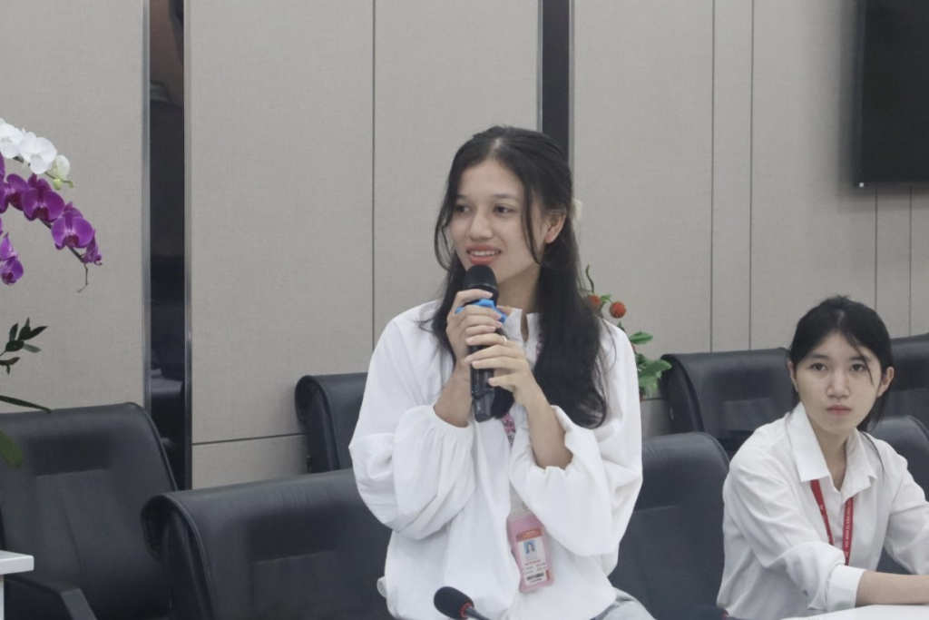Kim Anh cho biết suất học bổng đã mang lại nguồn động lực rất lớn để bạn cùng gia đình vượt qua khó khăn - Ảnh: NHẬT HẠ