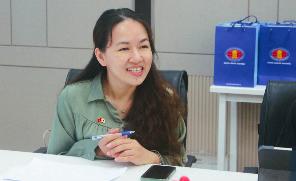 TS. Nguyễn Thị Hoài Châu trao đổi về lộ trình đạt chứng chỉ năng lực Nhật ngữ N2 và N1 trong khung chương trình đào tạo - Ảnh: ĐĂNG KHÔI