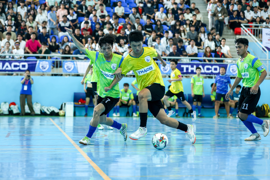 Màn tranh tài nảy lửa tại trận chung kết nội dung futsal nam giữa Trường Đại học Công nghệ thông tin, ĐHQG-HCM và Trường Đại học Khoa học Tự nhiên, ĐHQG-HCM - Ảnh: Ngọa Kỳ