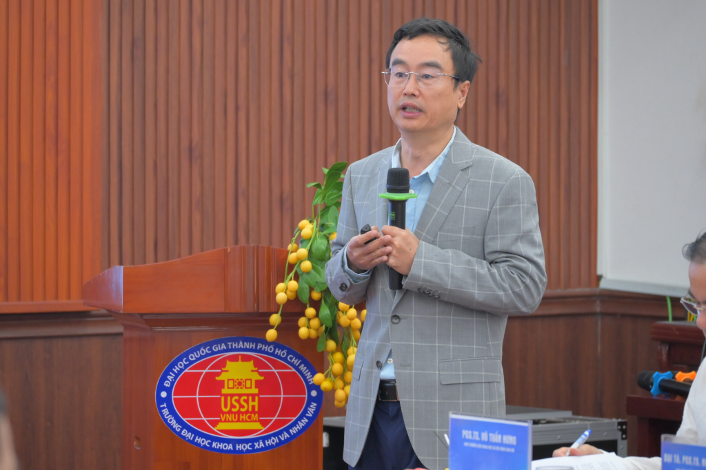 GS.TS Võ Xuân Vinh đề xuất xây dựng các tổ chức trung gian hoặc các "Think-tank" có nhiệm vụ dịch ngôn ngữ từ học thuật sang ngôn ngữ chính sách - Ảnh: Ý NGUYỄN