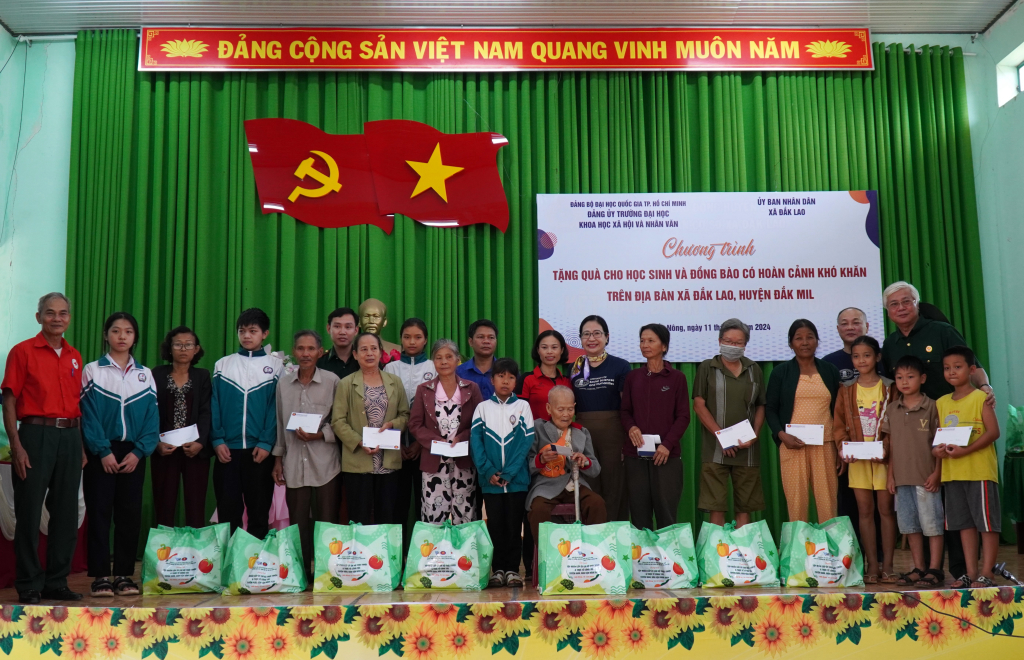 Đảng ủy trường trao tặng quà cho bà con xã Đăk Lao, huyện Đắk Mil 
