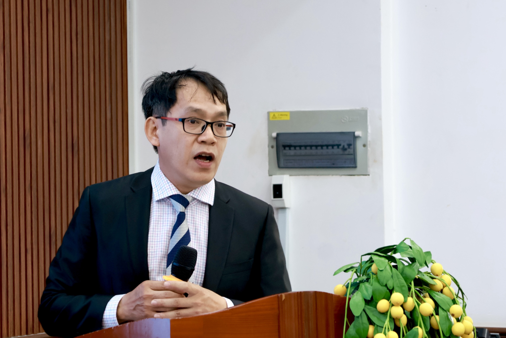 TS. Lê Văn Công trình bày sơ lược nội dung các tham luận được trình bày tại Hội thảo - Ảnh: NHẬT VY