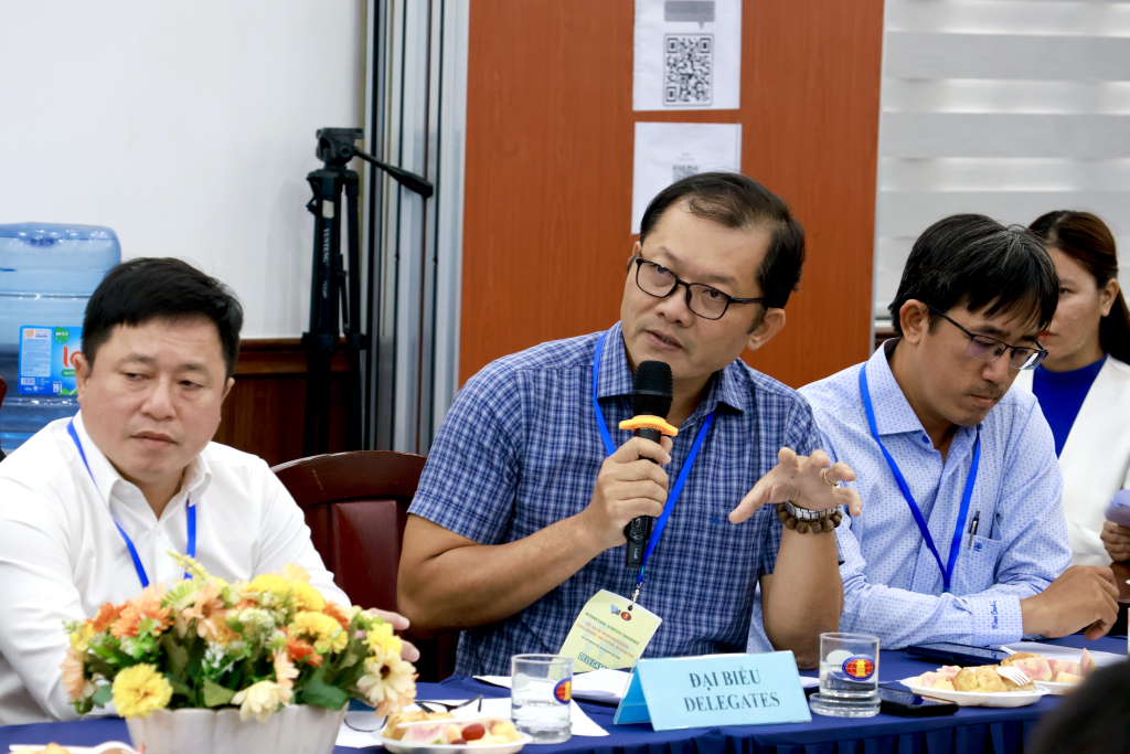 Các học giả tại Hội thảo đặt câu hỏi xoay quanh về 4 bài tham luận được trình bày  - Ảnh: NHẬT VY