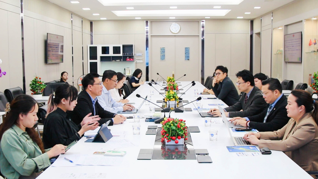 Buổi làm việc nhằm thảo luận về việc trao học bổng và kết nối cơ hội nghề nghiệp cho sinh viên - Ảnh: NHƯ THẢO