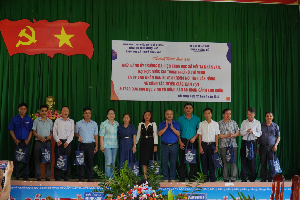 Nhiều phần quà lưu niệm được gửi tới đại diện xã Đăk Lao