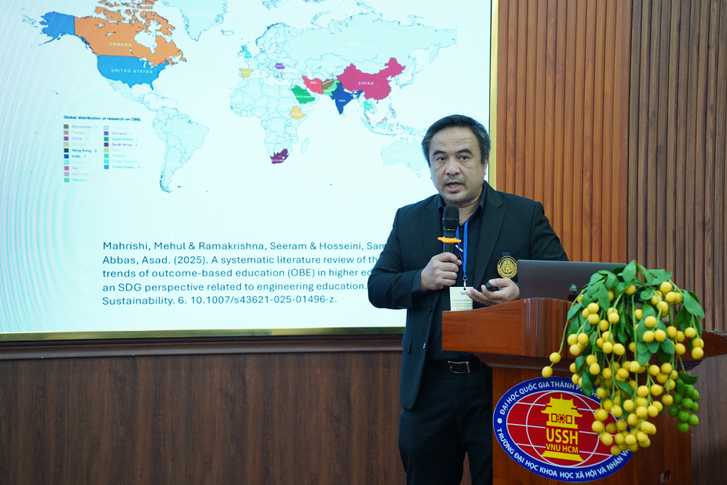 PGS.TS. Chanen Munkong nhấn mạnh giáo dục công tác xã hội phải điều chỉnh theo các tiêu chuẩn toàn cầu - Ảnh: NGUYÊN HẠ