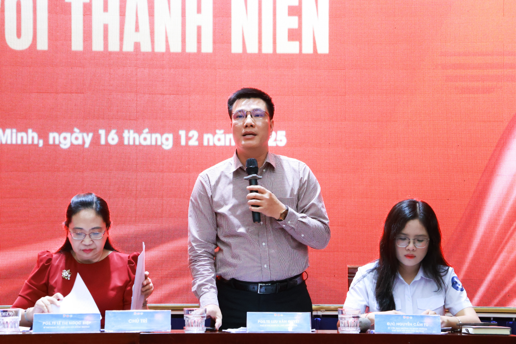 PGS.TS Lưu Văn Quyết kỳ vọng sinh viên sẽ chủ động tìm hiểu, nắm vững nội quy, quy định của Đảng để lan tỏa, chia sẻ đến cộng đồng xung quanh - Ảnh: NHƯ Ý 