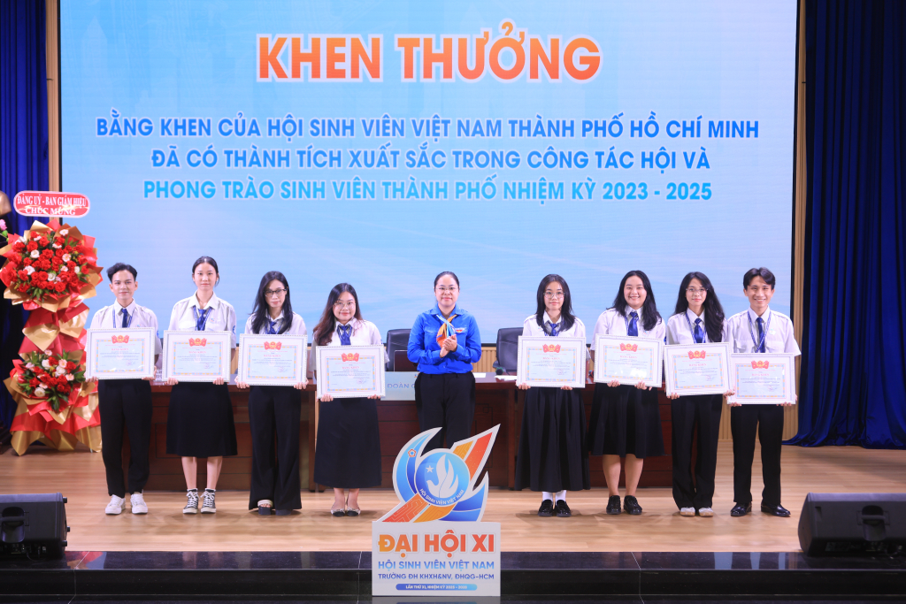 Khen thưởng cho các tập thể, cá nhân có thành tích xuất sắc trong công tác Hội và phong trào sinh viên trường nhiệm kỳ 2023-2025 - Ảnh: NGỌA KỲ