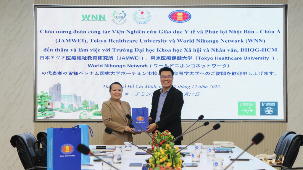 Đại diện hai bên chụp ảnh lưu niệm - Ảnh: NHƯ THẢO