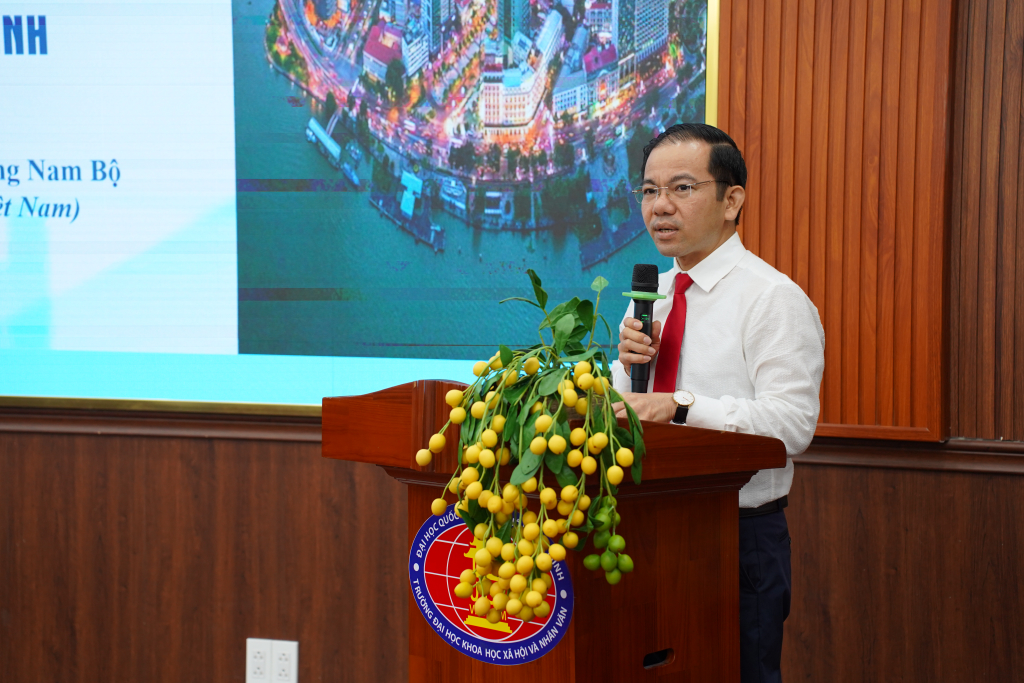 PGS.TS Vũ Tuấn Hưng cũng gợi mở về việc kết nối đa bên giữa chính quyền - nhà khoa học - doanh nghiệp sẽ tạo ra hệ sinh thái tri thức mạnh mẽ, giúp thành phố không chỉ giải quyết các vấn đề hiện tại mà còn có tầm nhìn xa đến năm 2045 - Ảnh: Ý NGUYỄN 