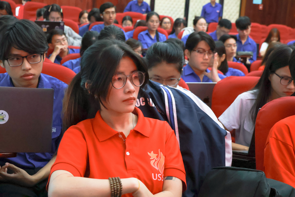 Buổi đối thoại thu hút đông đảo sinh viên, Đảng viên trẻ tham dự - Ảnh: NHƯ Ý