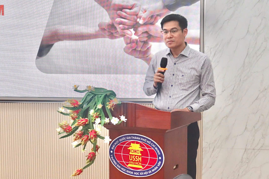 ThS. Trần Nam kêu gọi nhà hảo tâm tiếp tục hỗ trợ cho hơn 400 sinh viên bị ảnh hưởng bởi thiên tai - Ảnh: NHẬT HẠ