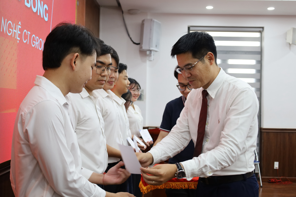 ThS. Trần Nam thay mặt Tập đoàn CT Group trao học bổng cho các bạn sinh viên - Ảnh: QUỲNH NHƯ