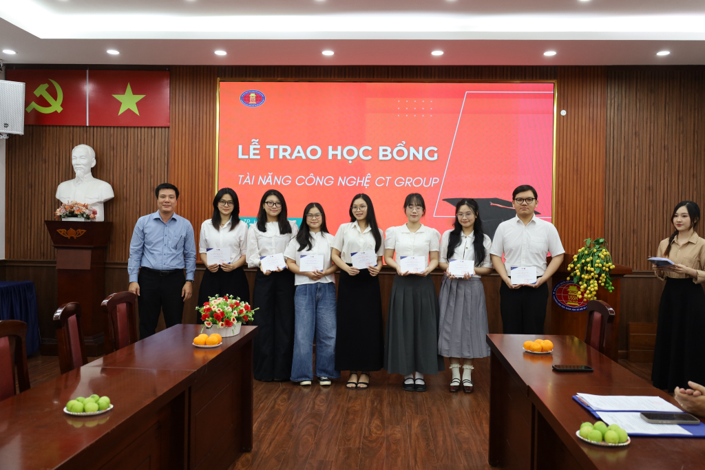 Mỗi suất học bổng không chỉ là sự hỗ trợ thiết thực mà còn là nguồn động viên từ Nhà trường, tiếp thêm niềm tin và động lực để sinh viên kiên trì tạo ra những giá trị thực tiễn cho xã hội - Ảnh: QUỲNH NHƯ