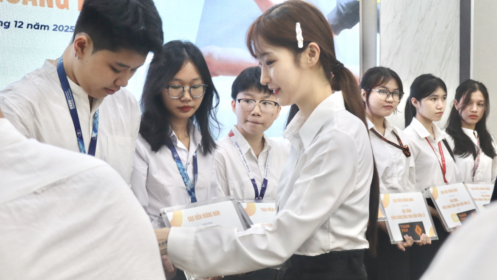Mỗi suất học bổng là một điểm tựa tinh thần, giảm bớt áp lực cho sinh viên đang đối diện với những thiệt hại sau thiên tai - Ảnh: NHẬT HẠ
