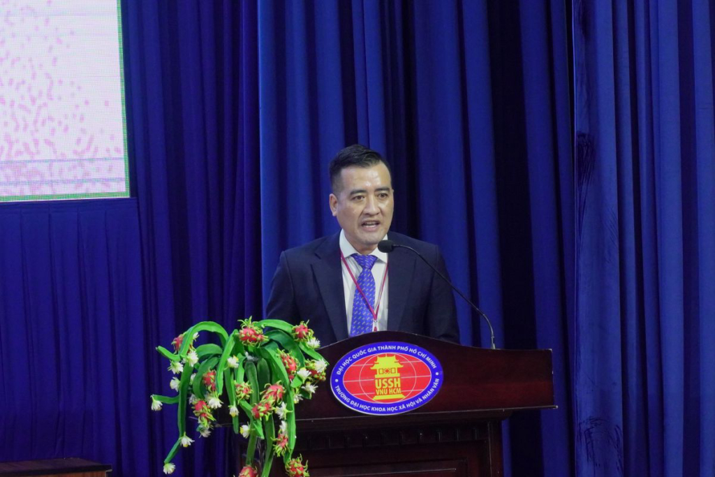 PGS.TS. Dương Minh Quang trao đổi về định hướng tăng cường giải pháp hỗ trợ sức khỏe tâm thần trong môi trường giáo dục đại học là áp dụng các công nghệ hiện đại - Ảnh: THANH KHUÊ
