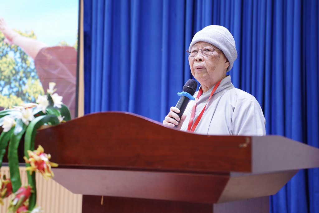 Ni trưởng mong muốn sinh viên nuôi dưỡng sức khỏe tinh thần, cùng dựng xây đất nước giàu đẹp trong tương lai - Ảnh: HẠNH NGUYÊN