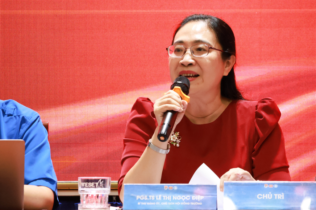 Giải đáp thắc mắc về sổ tay Đảng viên điện tử, PGS.TS Lê Thị Ngọc Điệp cho biết Nhà trường đang từng bước triển khai nền tảng này, coi đây là một trong những nhiệm vụ trọng tâm trong lộ trình chuyển đổi số công tác Đảng - Ảnh: NHƯ Ý