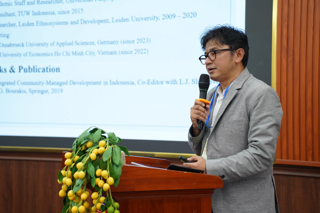 PGS.TS. Kurniawan Saefullah chia sẻ công tác xã hội toàn cầu chỉ đạt được công bằng khi phi thực dân hóa tri thức, ưu tiên các mô hình và trí tuệ văn hóa địa phương - Ảnh: NGUYÊN HẠ