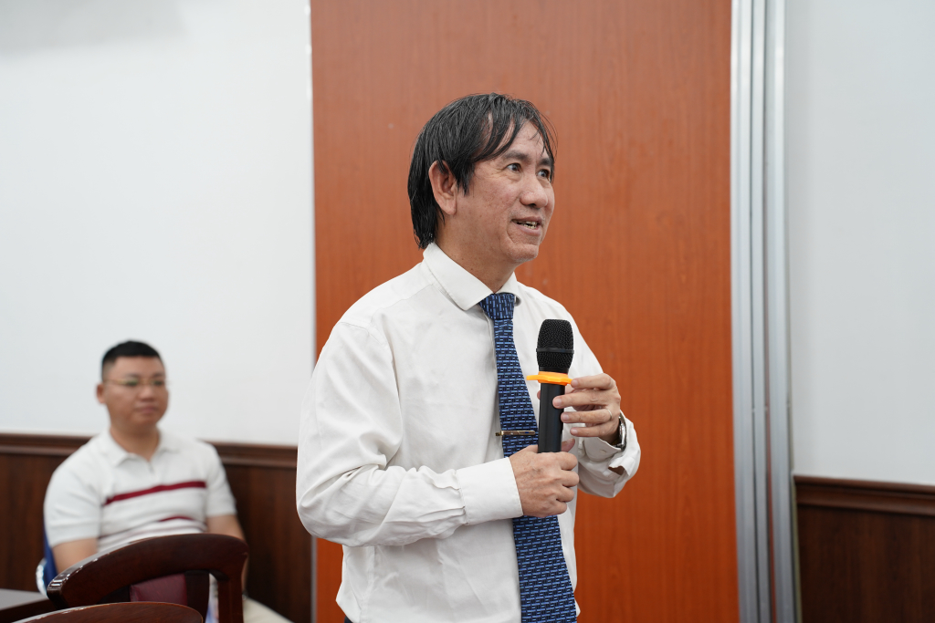 Các học giả tại Hội thảo đặt câu hỏi xoay quanh về 4 bài tham luận được trình bày  - Ảnh: NHẬT VY