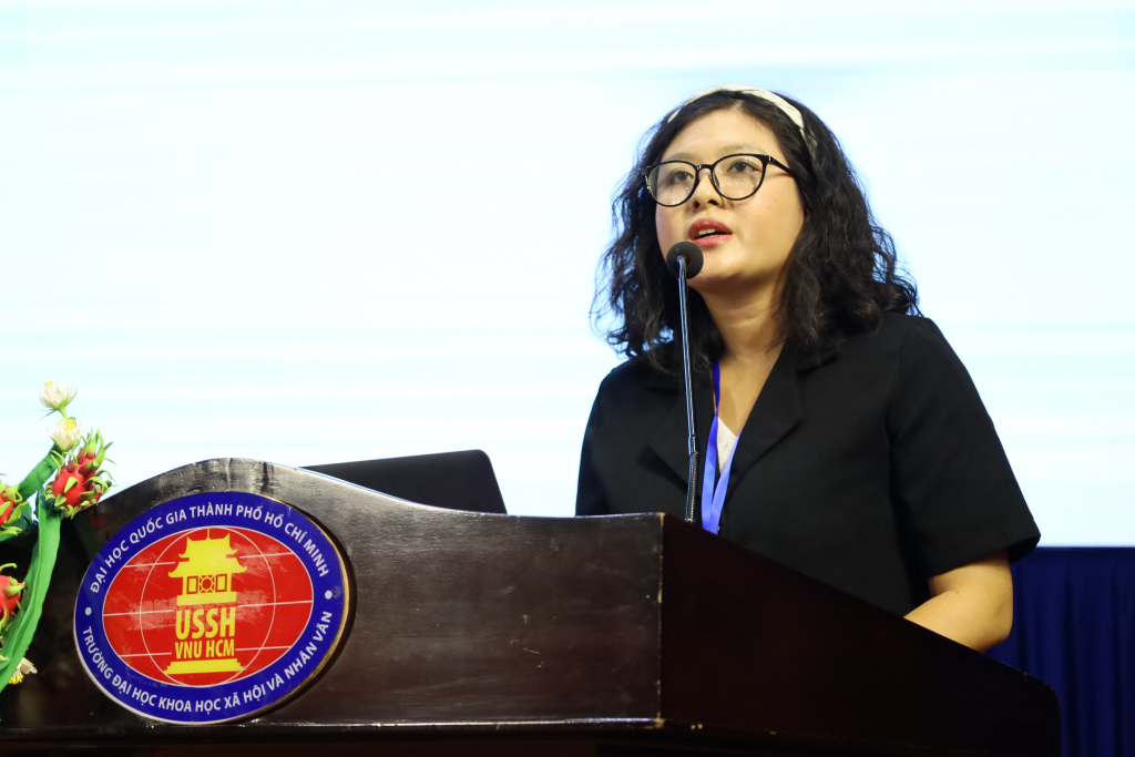 Nghiên cứu sinh Đỗ Thị Hà Phương trình bày tham luận “Tiêu chuẩn GRI trong báo cáo phát triển bền vững” - ẢNH: ĐÌNH VINH