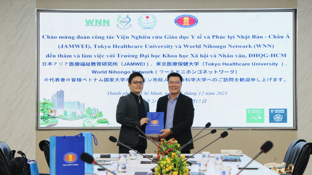 Đại diện hai bên chụp ảnh lưu niệm - Ảnh: NHƯ THẢO