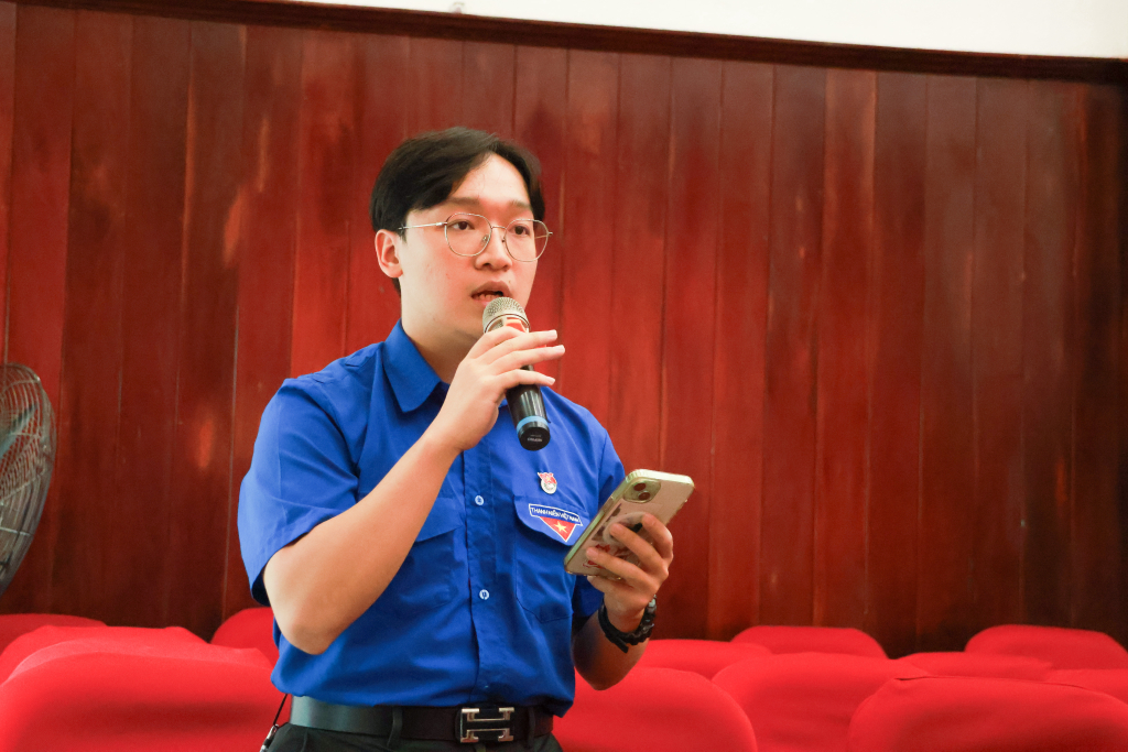 Buổi đối thoại thu hút đông đảo sinh viên, Đảng viên trẻ tham dự - Ảnh: NHƯ Ý