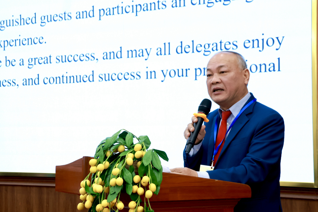 Sáng 28.11, tại cơ sở Sài Gòn, Trường Đại học Khoa học Xã hội và Nhân văn, Đại học Quốc gia Thành phố Hồ Chí Minh (ĐH KHXH&NV, ĐHQG-HCM) đã tổ chức Hội thảo quốc tế về “Nghề công tác xã hội - Phát triển và hội nhập toàn cầu”. Hội thảo đóng vai trò là một diễn đàn học thuật, trao đổi về các nền tảng lý luận trong lĩnh vực công tác xã hội tại Việt Nam.