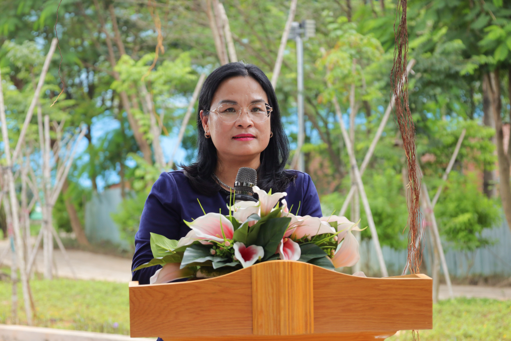 GS. TS Ngô Thị Phương Lan chia sẻ về quá trình xây dựng Đại học xanh của Nhà trường - Ảnh: QUỲNH NHƯ