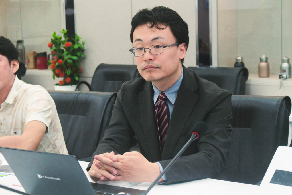 Ông Watase Yuya thảo luận về việc xây dựng các tiêu chuẩn đánh giá năng lực ứng viên cho quỹ học bổng - Ảnh: ĐĂNG KHÔI
